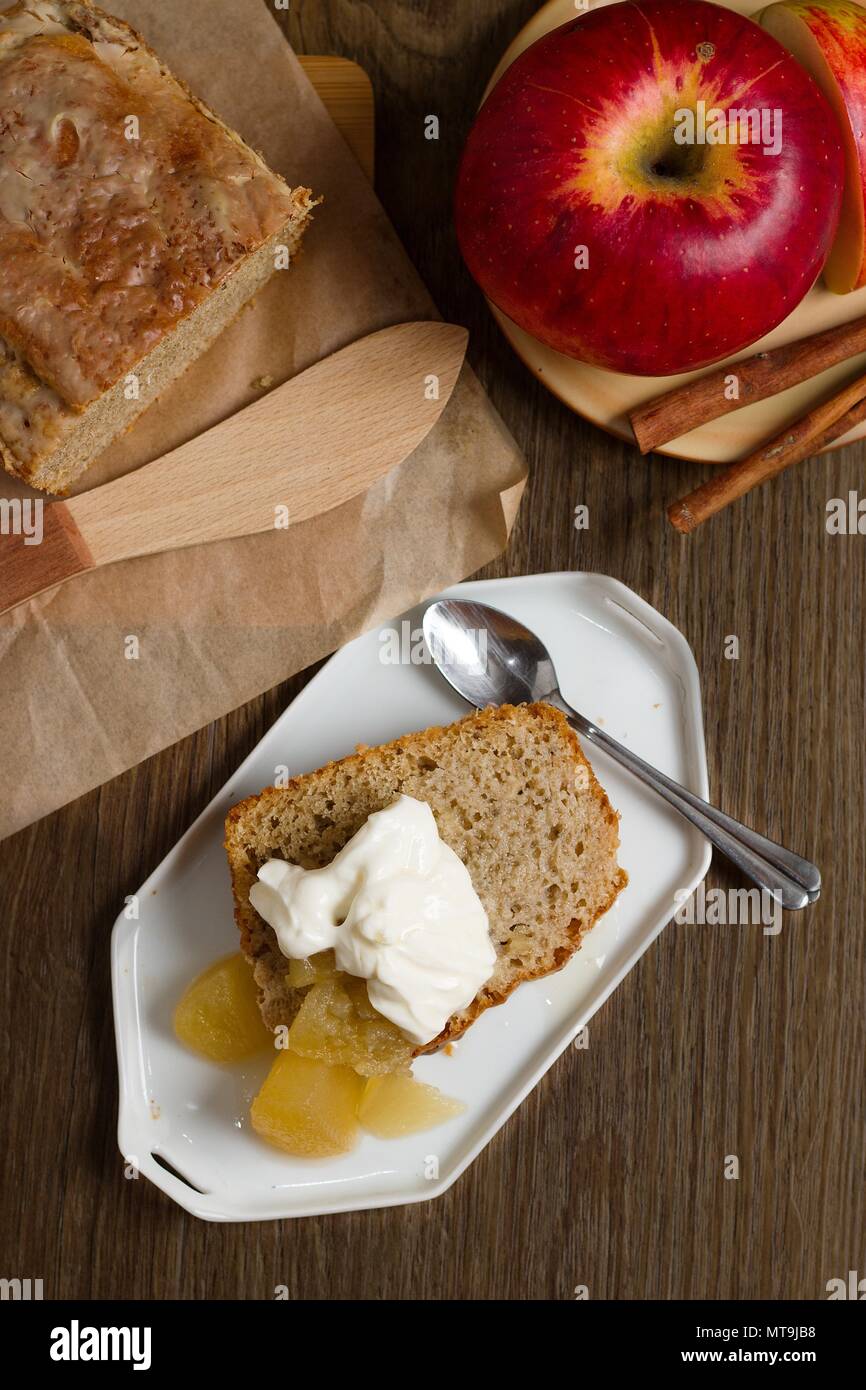 Vertical de haut en bas tourné de belle tranche de gâteau de pâte molle servi avec compote de pommes et crème fouettée Banque D'Images