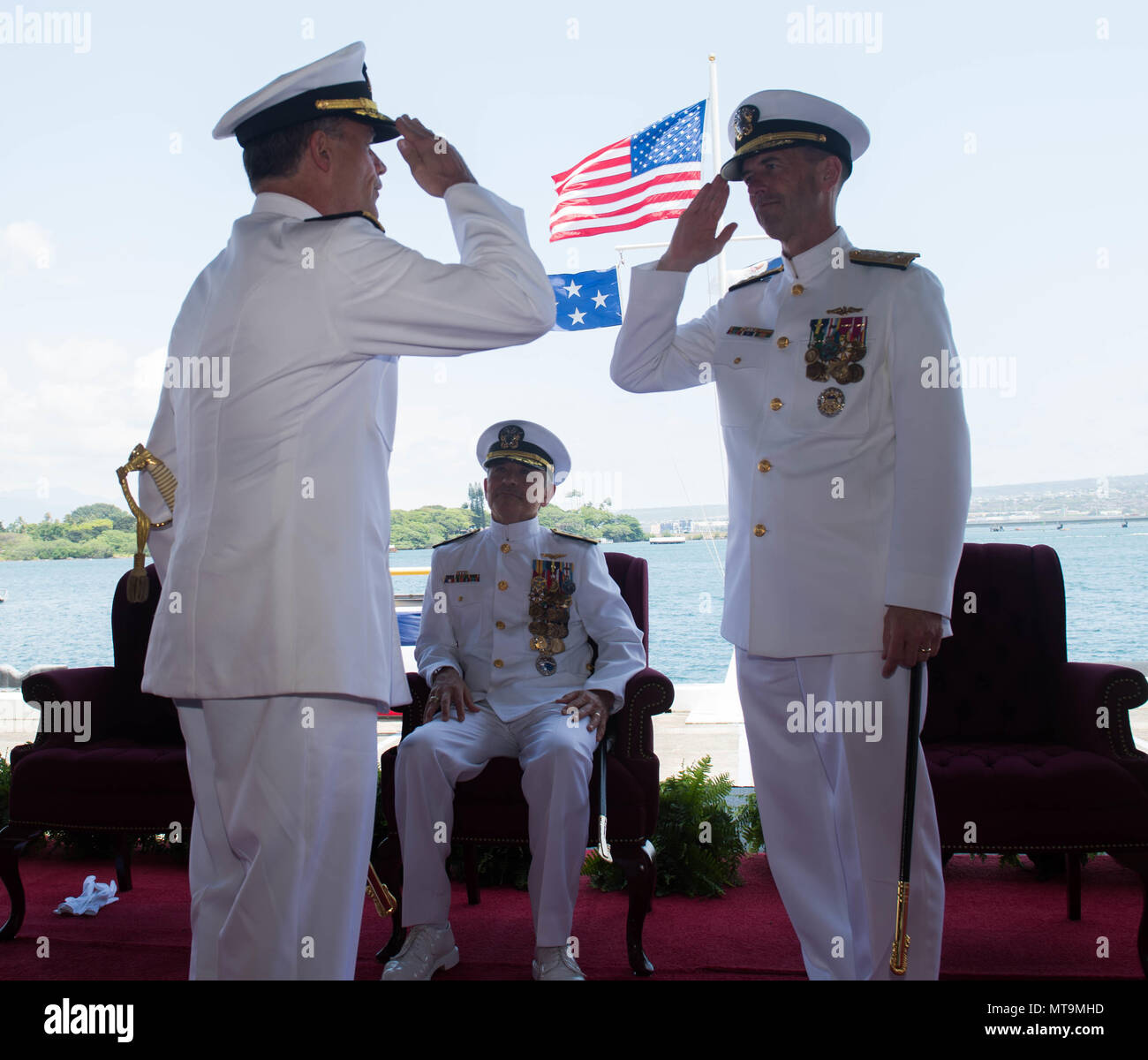 180517-N-E356-0155 PEARL HARBOR (17 mai 2018) Adm. John C. Aquilino, gauche, salue le SMA. M. John Richardson, Chef des opérations navales, assumer le commandement de la flotte américaine du Pacifique, au cours d'une cérémonie de passation de commandement. Le plus grand commandement de la flotte américaine du Pacifique, la flotte comprend 100 millions de milles carrés, près de la moitié de la surface de la Terre, de l'Antarctique au cercle arctique et de la côte ouest des États-Unis dans l'Océan Indien. La Flotte américaine du Pacifique est composé d'environ 200 navires et sous-marins, près de 1 200 avions, et plus de 130 000 marins et civils. (U.S. Nav Banque D'Images