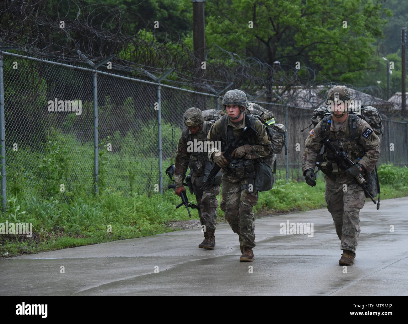 Conduite des concurrents un pied de 12 milles au cours de la Huitième Armée, mars 2018 Concours de meilleur guerrier, qui s'est déroulée au Camp Casey, République de Corée, le 18 mai. La Huitième Armée, Armes biologiques se tient à reconnaître et à sélectionner les plus qualifiés se sont enrôlés et junior sous-officier pour représenter 8 e armée à l'armée américaine meilleur guerrier Pacifique compétition à Schofield Barracks, HI, en juin. Le concours permettra également reconnaître l'agent les plus performants, l'adjudant et le coréen de renforts à l'armée américaine soldat à la 8e armée. (U.S. Photo de l'armée par le Sgt. Maryam Hérail, 20e Détachement des affaires publiques Banque D'Images