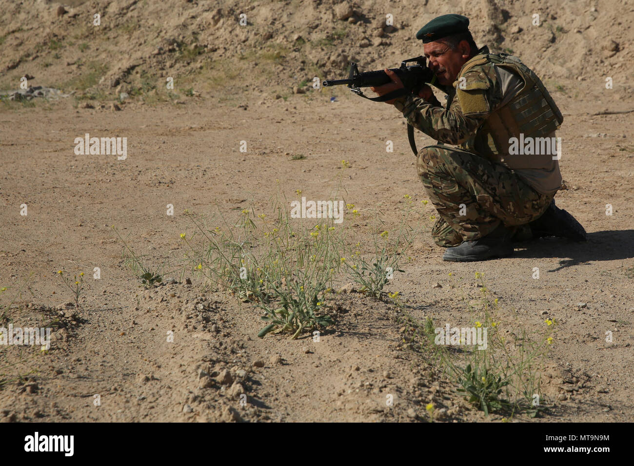 Un soldat irakien avec 2e Bataillon, Brigade de commando, Anbar, commande des opérations fournit la sécurité théorique tout en effectuant des exercices d'incendie manœuvre à la Force opérationnelle interarmées, Al-Taqaddum - Fonctionnement du groupe de travail, résoudre inhérent en Iraq, le 17 avril 2017. Cette formation fait partie de l'ensemble de la CJTF-OIR renforcer les capacités des partenaires mission par la formation et de l'amélioration de la capacité des forces des combats en partenariat avec ISIS. Les GFIM-OIR est la Coalition mondiale pour vaincre ISIS en Iraq et en Syrie. Banque D'Images