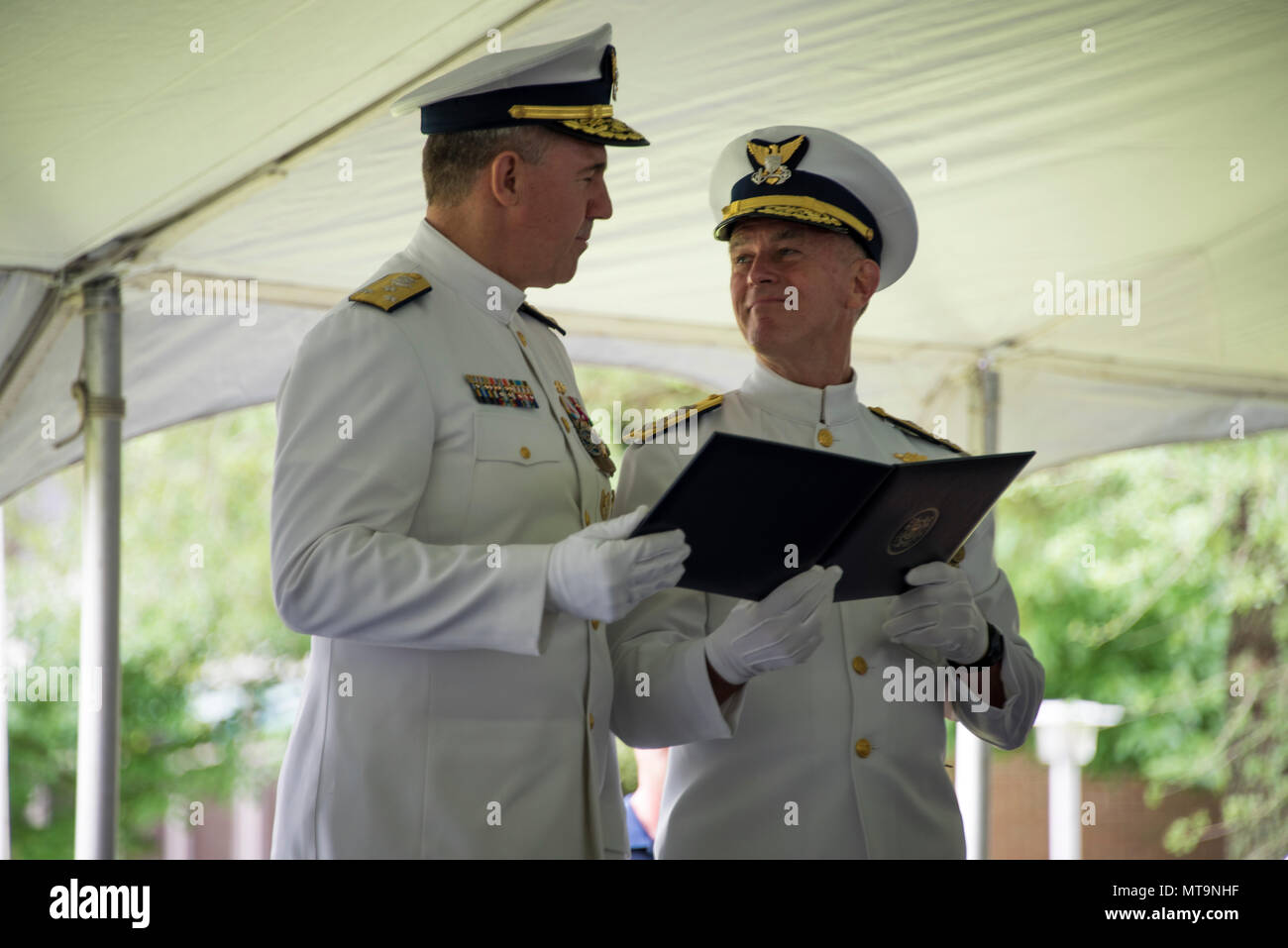 Adm. Paul F. Zukunft, Commandant de la Garde côtière canadienne, présente Vice Adm. Karl Schultz, commandant de la région de l'Atlantique, une médaille du service distingué, le vendredi 18 mai 2018, au cours d'une cérémonie de passation de commandement à Yorktown, en Virginie. Schultz a été promu au grade de contre-amiral à la suite de son transfert de commandement à adm arrière. Scott A. Buschman. (U.S. Photo de la Garde côtière canadienne par le maître de 3e classe Ryan Dickinson) Banque D'Images