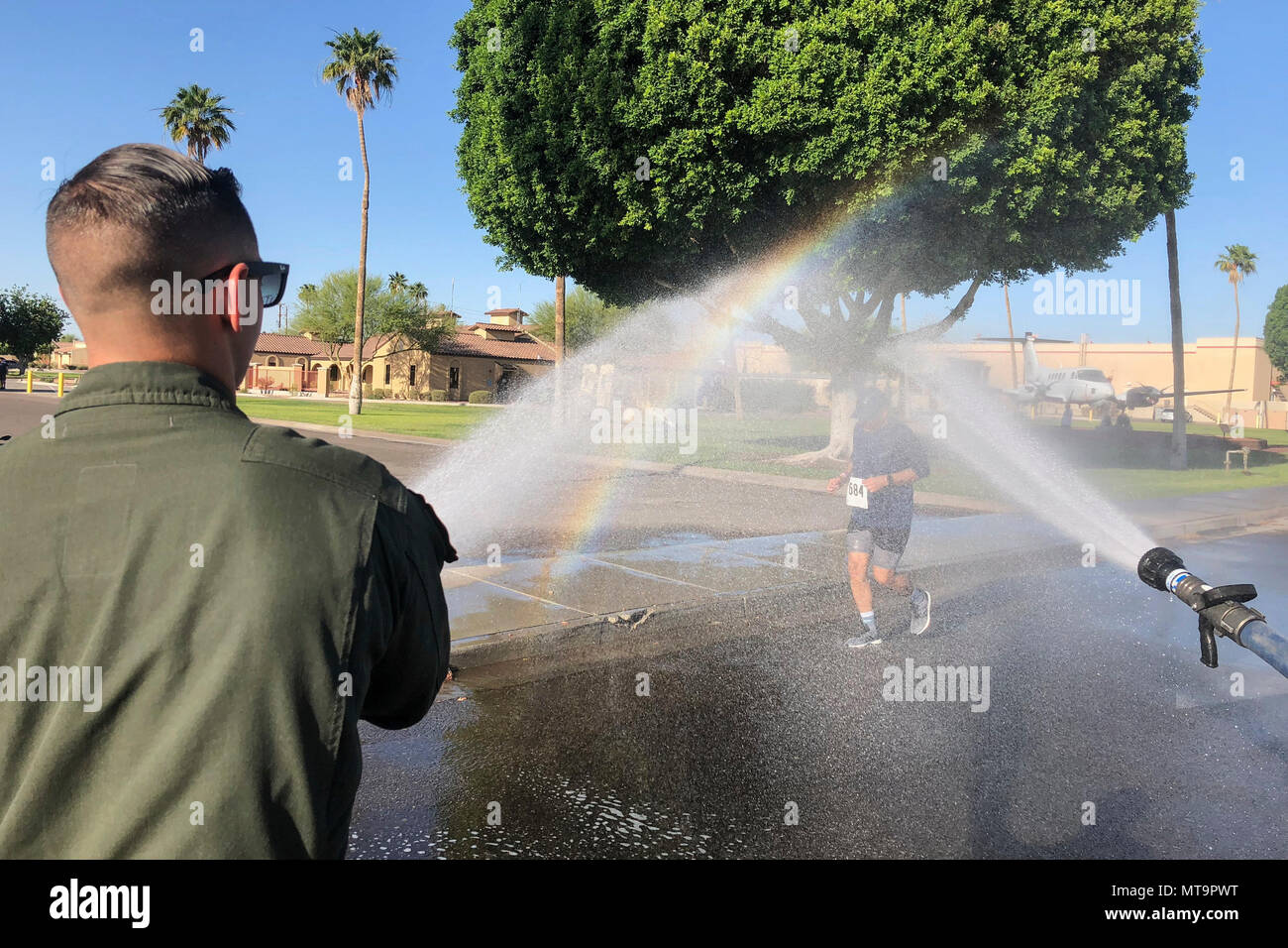 Les membres de la communauté locale et Yuma participer au front, 5K Fun Run sur Marine Corps Air Station Yuma (Arizona), le 19 mai 2018. Le fun run est organisée chaque année regroupant la Station aérienne avec la communauté locale. (U.S. Marine Corps photo par le Sgt. Allison Lotz) Banque D'Images