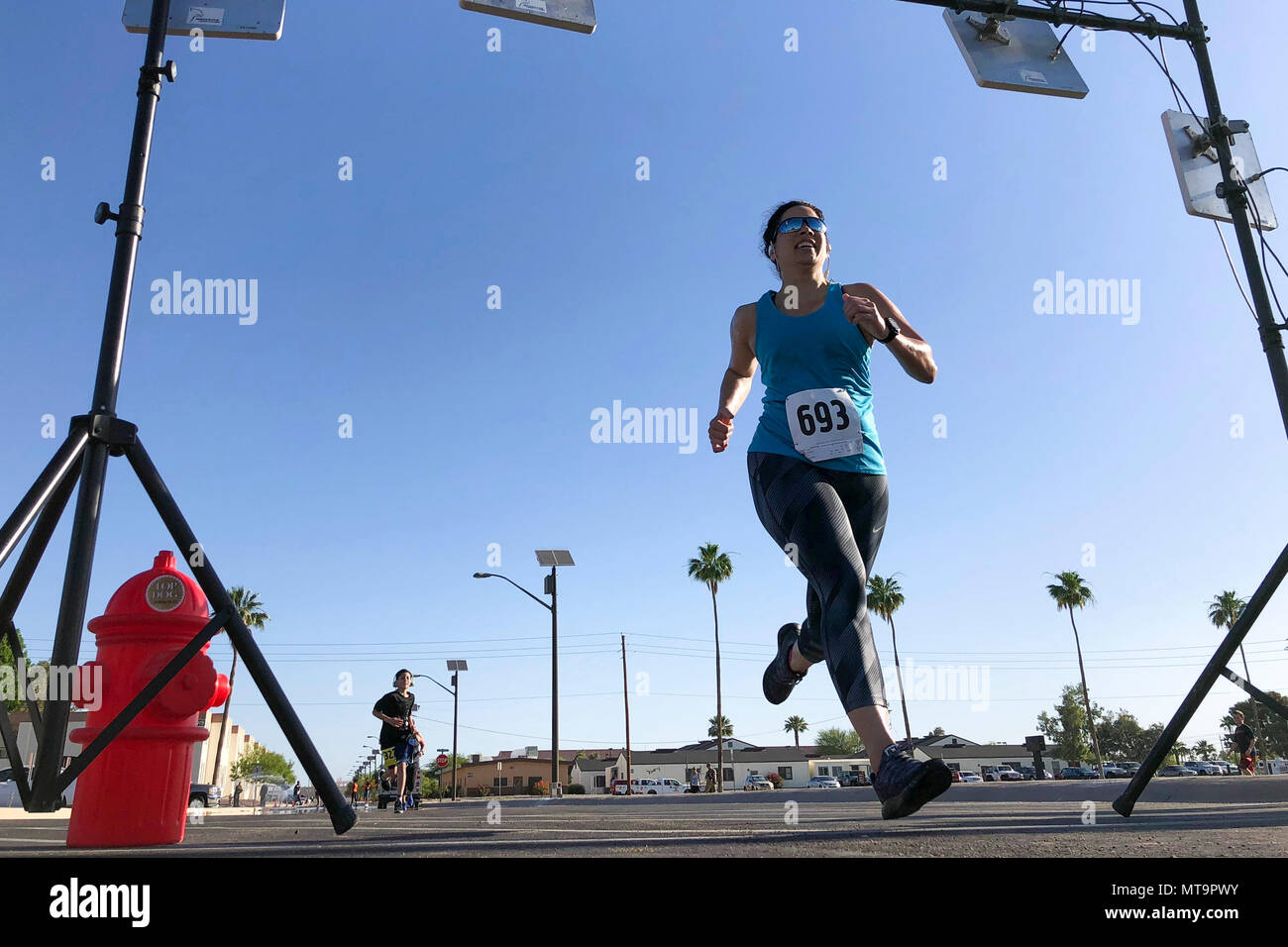 Les membres de la communauté locale et Yuma participer au front, 5K Fun Run sur Marine Corps Air Station Yuma (Arizona), le 19 mai 2018. Le fun run est organisée chaque année regroupant la Station aérienne avec la communauté locale. (U.S. Marine Corps photo par le Sgt. Allison Lotz) Banque D'Images