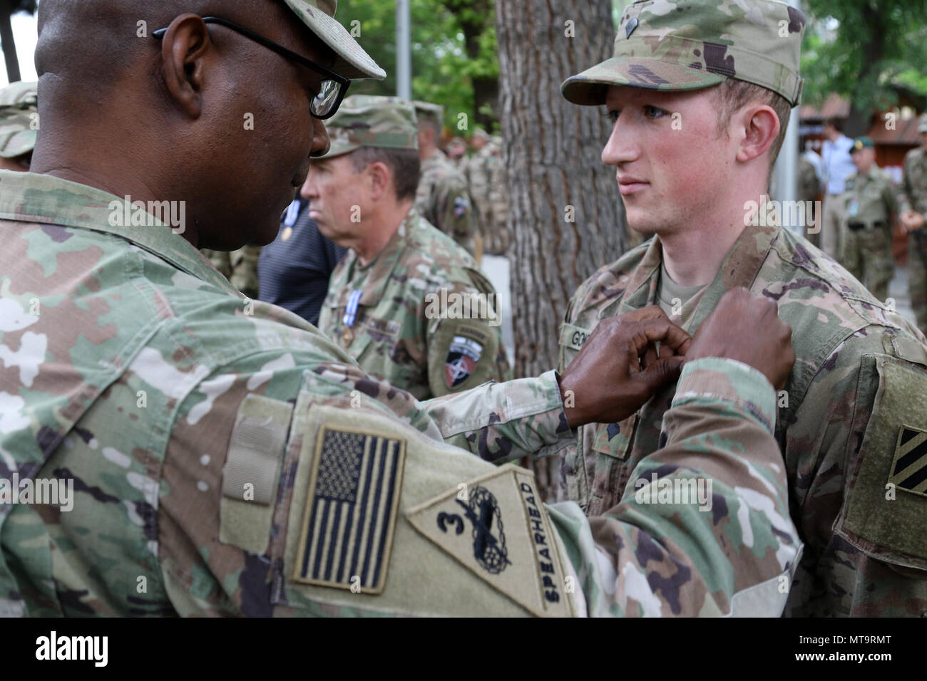 Kaboul, Afghanistan (20 mai 2018) - L'Armée américaine, le Général Patrick Fardeau, commandant adjoint de la Combined Security Transition Command - Afghanistan (CSTC-A), les axes la Médaille de l'OTAN sur un soldat américain lors d'une cérémonie ici le 20 mai, 2018. Personnel militaire et civil qui a appuyé la mission de l'appui résolu au cours de leur déploiement ont reçu la Médaille de l'OTAN à l'appui résolu, à Kaboul, en Afghanistan. (Appui résolu photo par Erickson Barnes) Banque D'Images