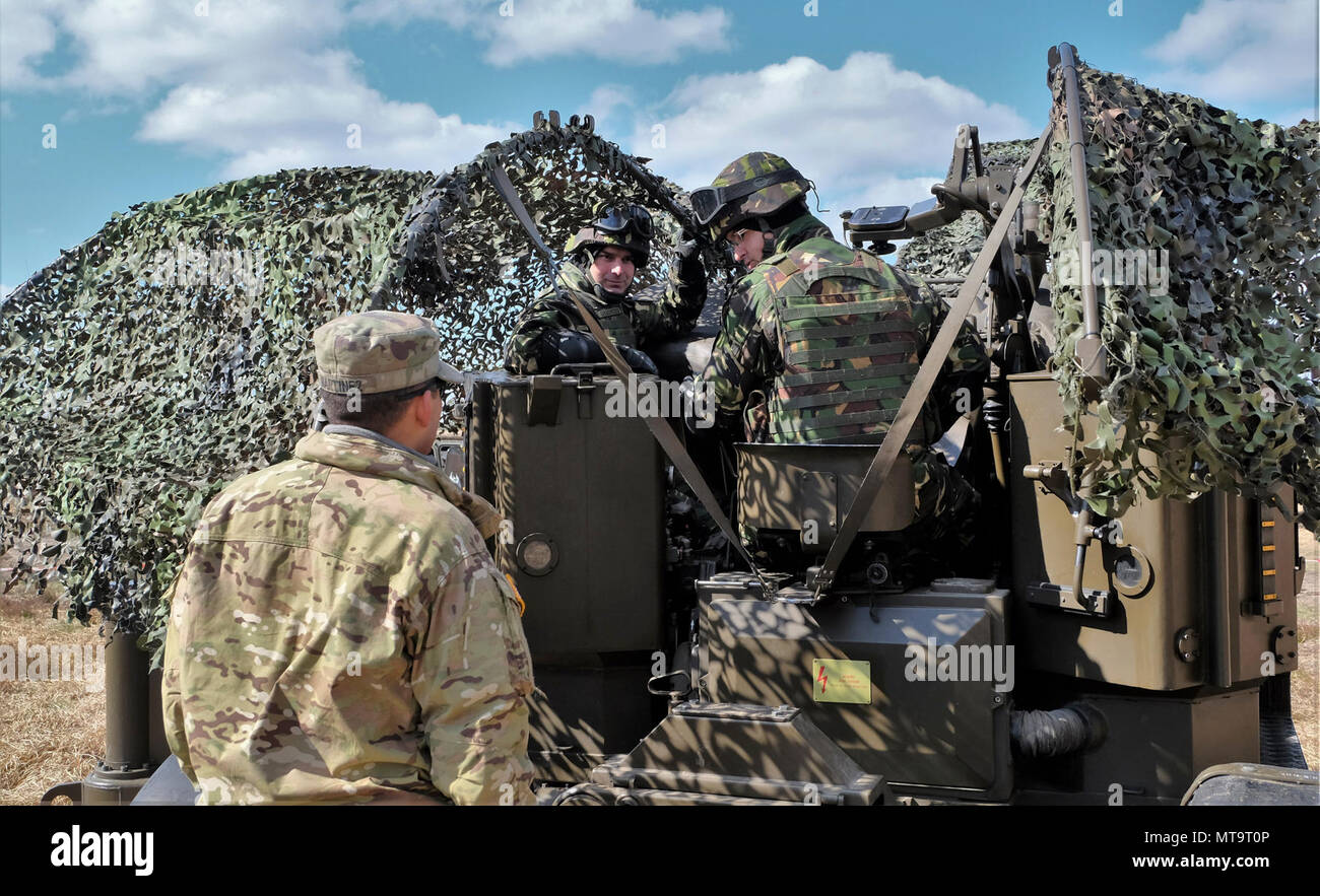 Un groupe de combat américain Soldat Pologne pose des questions à propos de l'anti-aérienne roumaine cannon durant la formation d'interopérabilité Le 18 avril. Cette formation vise à renforcer les pratiques de lutte contre la guerre et d'assurer des connaissances communes à l'échelle du groupe de combat multinationales. La formation unique, composé d'Américains, Britanniques, roumain et polonais soldats, servira de force de dissuasion dans le nord-est de la Pologne à l'appui de l'OTAN vers l'amélioration de la présence. Banque D'Images