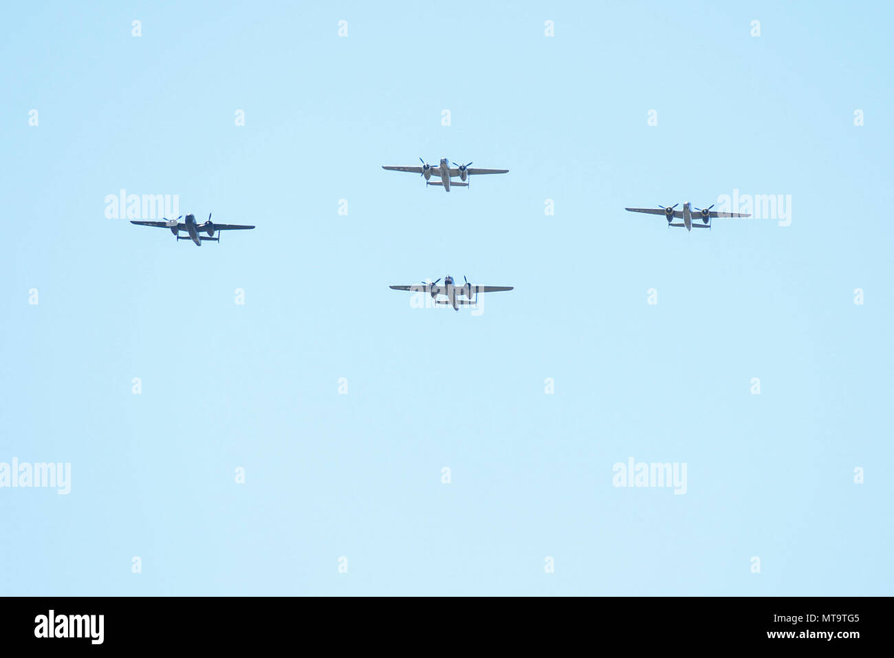 Un groupe de bombardiers B-25 survole le National Museum of the United States Air Force dans une formation de bombardiers en quinconce, le 18 avril 2017 dans le cadre du 75e anniversaire de la cérémonie commémorative Raid de Doolittle. Ils ont ensuite survolé le musée une dernière fois dans la formation de l'homme manquant et honoré les 79 membres de l'original Raiders qui ont réussi. Le dernier vivant Raider, le Lieutenant-colonel (ret.) Richard Cole, a participé à la cérémonie commémorative. Banque D'Images