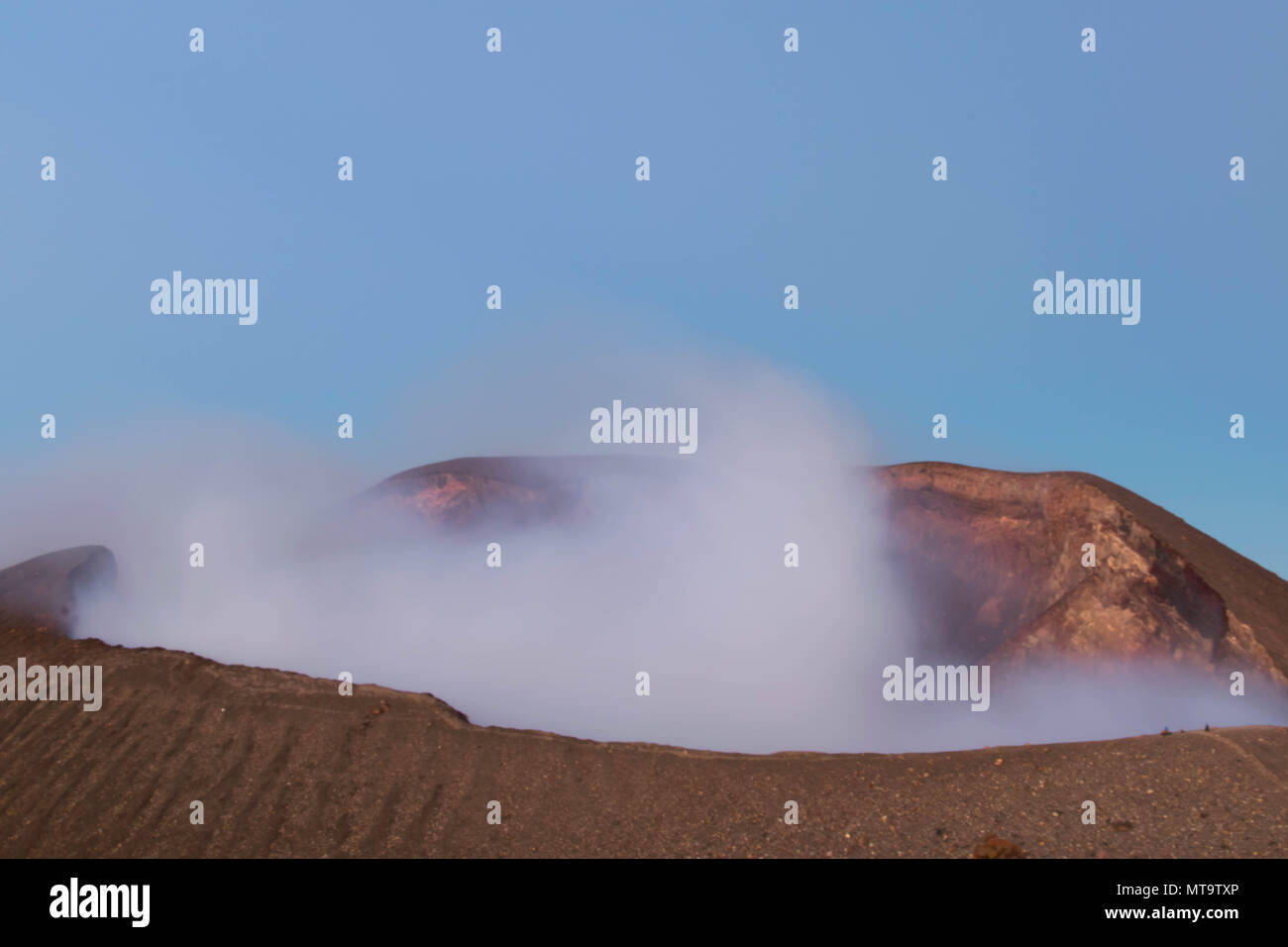 Le cratère du Volcan Telica fumeurs, une attraction touristique populaire au Nicaragua Banque D'Images