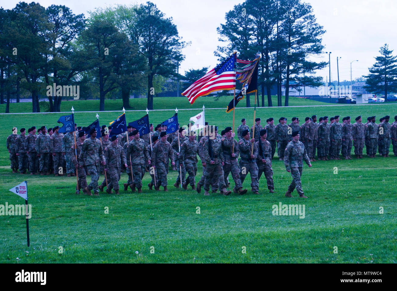 Les soldats du 1er Bataillon, 26e Régiment d'infanterie, 2e Brigade Combat Team, 101st Airborne Division (Air Assault) mars avec leurs couleurs de l'unité du bataillon au cours de leur cérémonie de changement de responsabilité, Avril 18, 2017, à Fort Campbell, Kentucky. L'unité, historiquement partie de la 1re Division d'infanterie, a été réactivé à Fort Campbell en avril de 2015. En mai 2016 ils ont déployés dans le cadre de la 2e à l'Iraq BCT à l'appui de l'opération inhérents résoudre. (U.S ARMY Banque D'Images