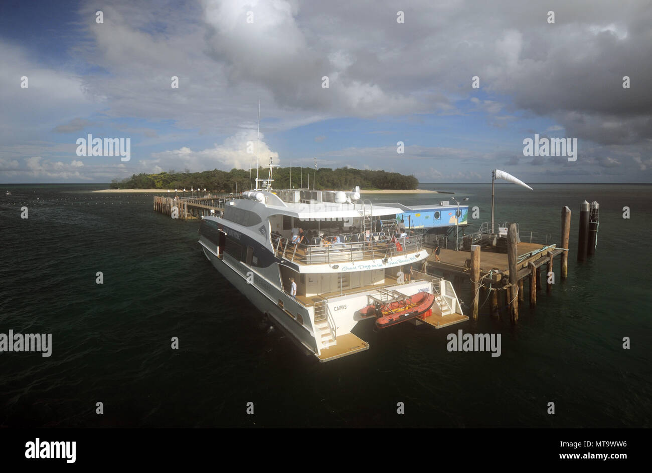 Ferry à la jetée, Green Island, Grande Barrière de Corail, Queensland, Australie. Aucune communication ou MR Banque D'Images