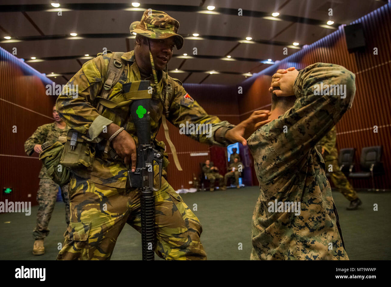 PORT MORESBY, Papouasie Nouvelle Guinée (17 avril 2017) Une Force de défense de la Papouasie-Nouvelle-Guinée (PNGDF) états de service effectue des procédures de traitement des détenus sur un bataillon de marines des États-Unis avec l'équipe d'atterrissage 1er Bn., 4ème Marines, 11e Marine Expeditionary Unit, au cours d'escalade de la force à la National Convention Center dans le cadre d'une coopération en matière de sécurité dans le théâtre (TSC) l'engagement, le 17 avril. TSC est comme celle qui a été menée parallèlement à la Papouasie-Nouvelle-Guinée, contribuer à renforcer les capacités militaires des pays partenaires dans l'Indo-Asia-Pacifique, et servent à renforcer leur capacité à répondre à un contingenc Banque D'Images