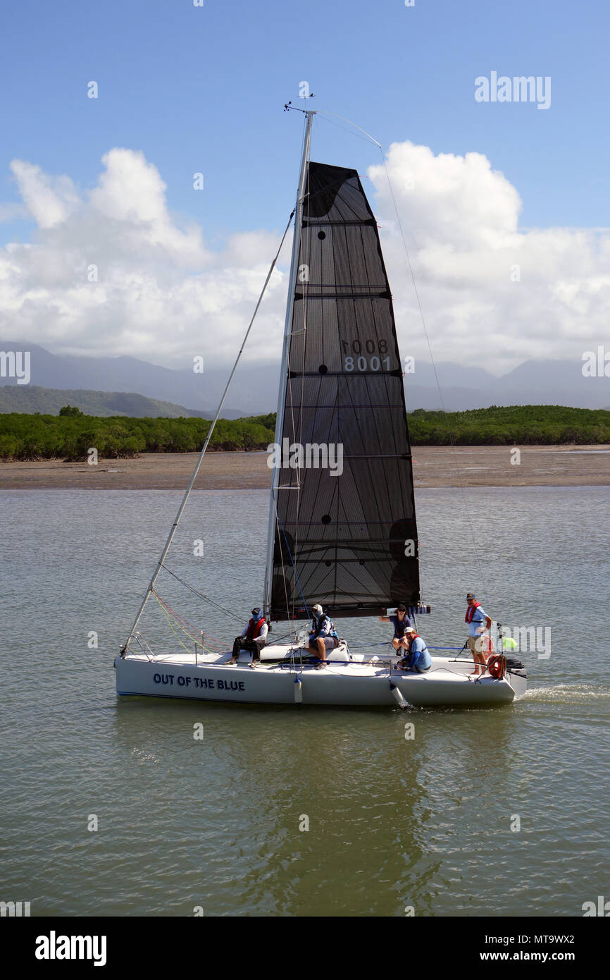 Hors du bleu, d'un concurrent dans le Port Douglas Race Week, la saisie d'entrée de Dickson, Port Douglas, Queensland, Australie. Pas de monsieur ou PR Banque D'Images