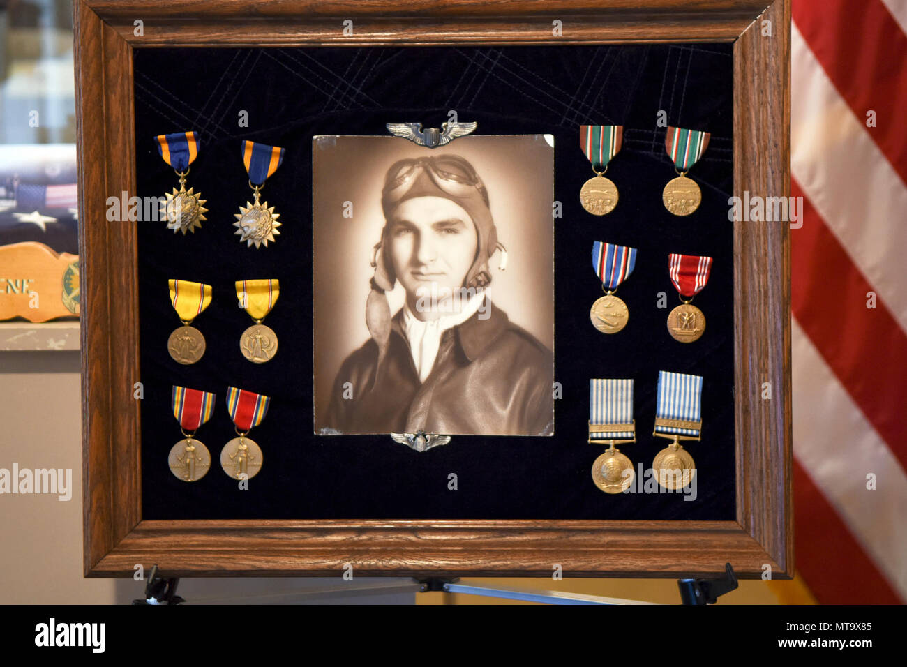 Le capitaine Stanley Scott Sr., U.S. Army Air Corps pilote, a reçu la médaille de prisonniers américains à titre posthume par le sénateur John Cornyn, R-TX, au Musée Dyess, 18 avril, 2017. Il a été tué au combat en Corée, le 6 mars 1952. Depuis qu'il a été tué dans l'action, la Force aérienne avait été incapable de le trouver documents de libération comme documentation pour la médaille des prisonniers. Le bureau Cornyn recueillis documentation appropriée de Scott's service et travailler à partir de son fils et l'a envoyé à l'Armée de l'air pour fixer la médaille. M. Scott a également reçu la Médaille de l'air avec un cluster de feuille de chêne, le théâtre européen ruban avec trois groupes, le pré-poire Banque D'Images