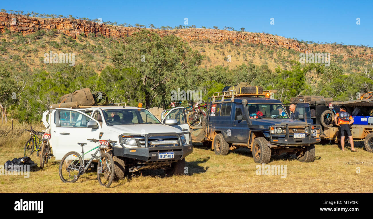 Les véhicules de soutien et des remorques à l'Imintji camping utilisé pendant le Défi 2018 Gibb, Kimberley, WA, Australie. Banque D'Images