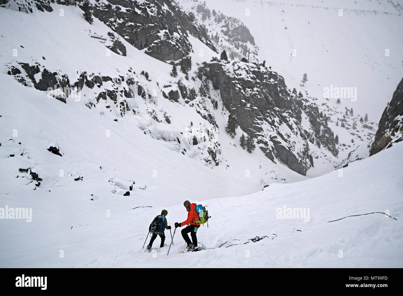 Deux hommes randonnées sur canyon après une journée entière de l'escalade sur glace dans la région de Lee Vining, en Californie. Banque D'Images