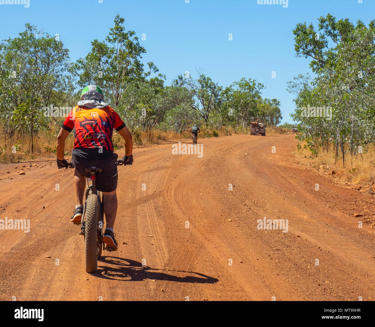 Deux cyclistes masculins la bicyclette et la graisse vélo sur la Gibb River Road, le Défi Vélo Gibb 2018 Kimberley, WA, Australie. Banque D'Images