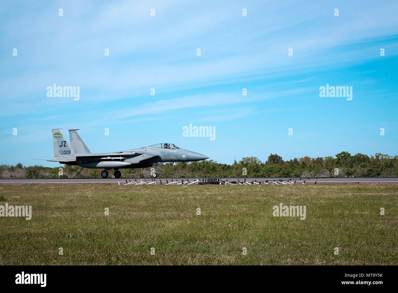 Une 159e Escadre de chasse pilote d'un F-15C Eagle aéronef stationné à Naval Air Station Joint Reserve Base, La Nouvelle-Orléans, Louisiane, teste un système d'arrêt Mobile (MAAS) en préparation de la Marine Le Pen de Tampa Bay en 2018 à la base aérienne MacDill, Floride, le 13 mars 2018. Un MAAS est un obstacle à la remorque, Kit d'arrêt (BAK)-12, qui peut accueillir une installation rapide au cours d'urgence. Test de la BAK-12 est requis pour tous les AAS nouvellement installé avant qu'ils soient jugés et en service opérationnel pour l'utilisation. La BAK-12 agit comme un complément nécessaire sur la piste que MacDill AFB est un cri Banque D'Images