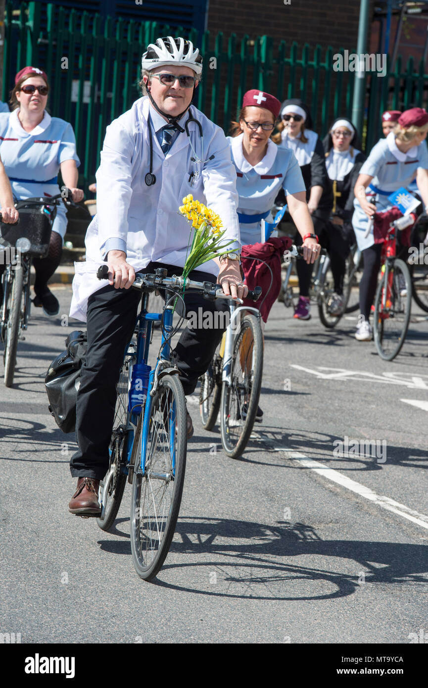 Appelez la sage-femme en vélo à l'appui de l'aile dans Jessop Sheffield pour récolter des fonds pour les nouvelles piscines d'accouchement dans la prestation suites Banque D'Images