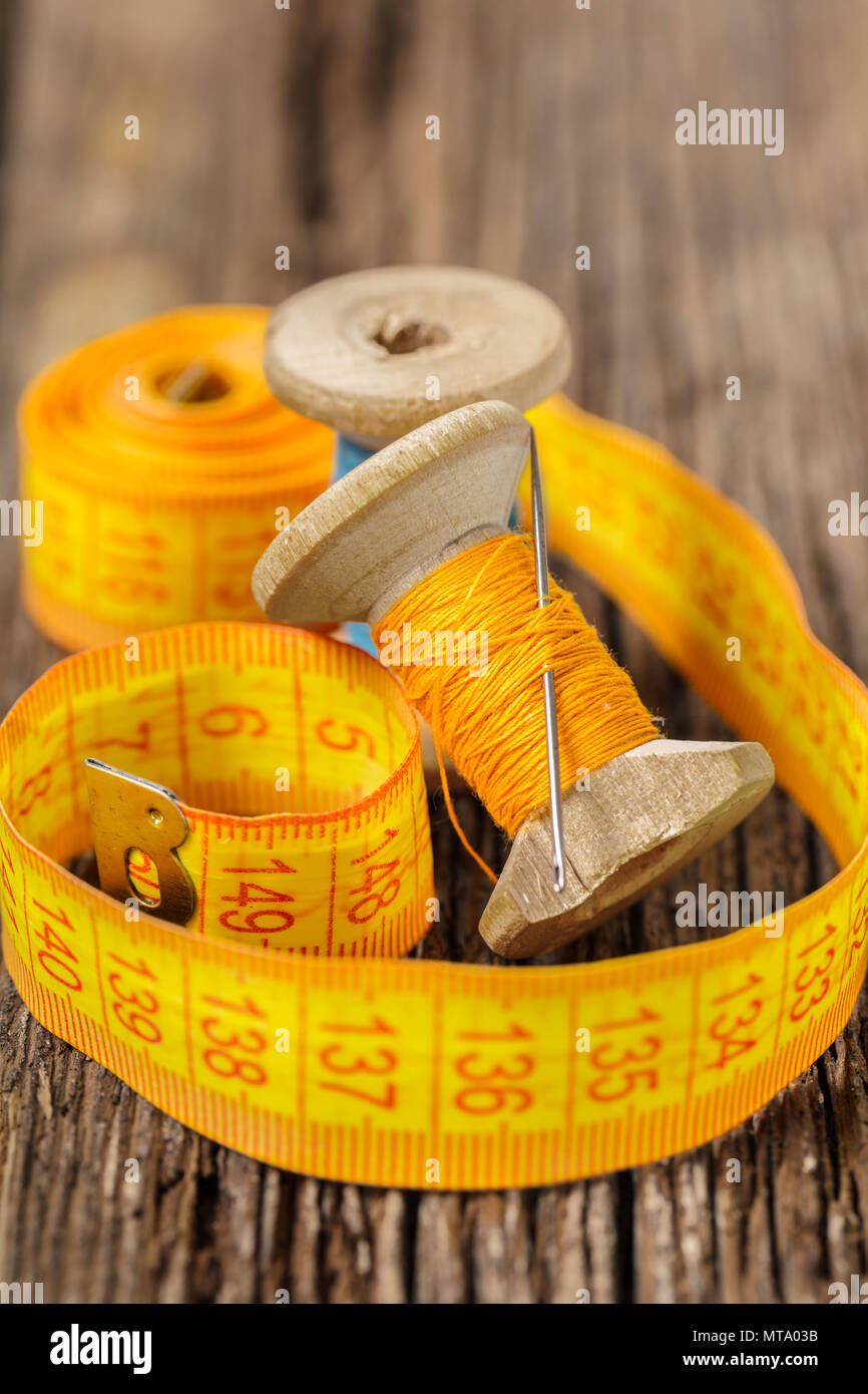 Fil de couleur et le compteur sur un fond de bois Banque D'Images