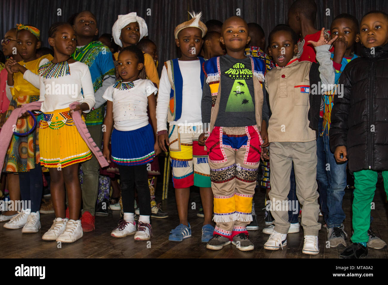 Johannesburg, Afrique du Sud - les enfants de l'école non identifiés, certains en costume traditionnel, célébrer la Journée de l'Afrique Banque D'Images