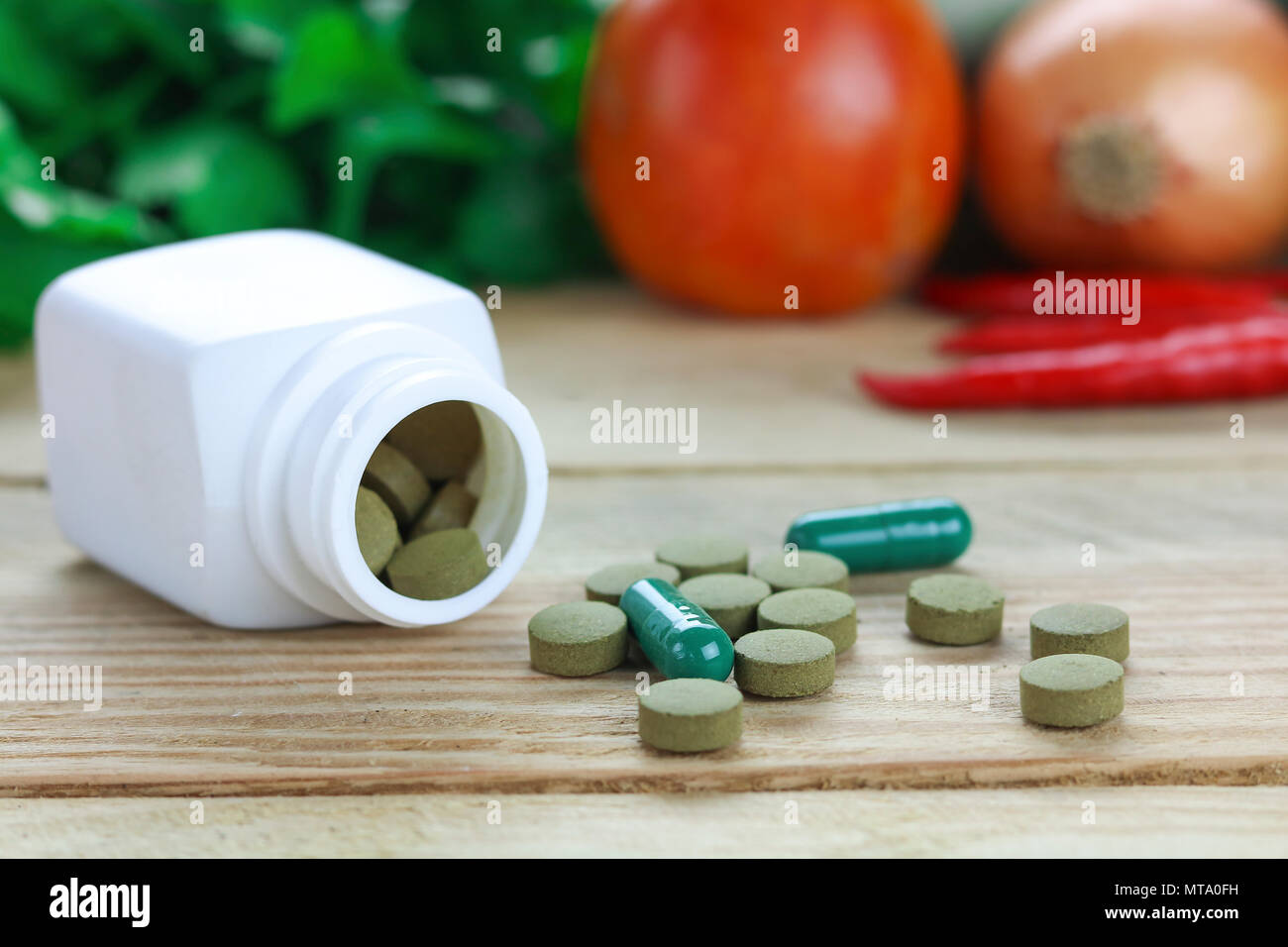 Foyer sain concept, les médicaments à base de feuilles d'herbes et vetgetable sur fond de bois Banque D'Images