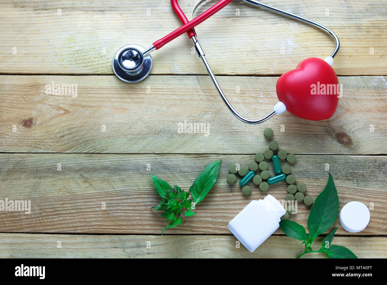 Foyer sain concept, les médicaments à base de feuilles et d'herbe sur fond bois cher Docteur Banque D'Images