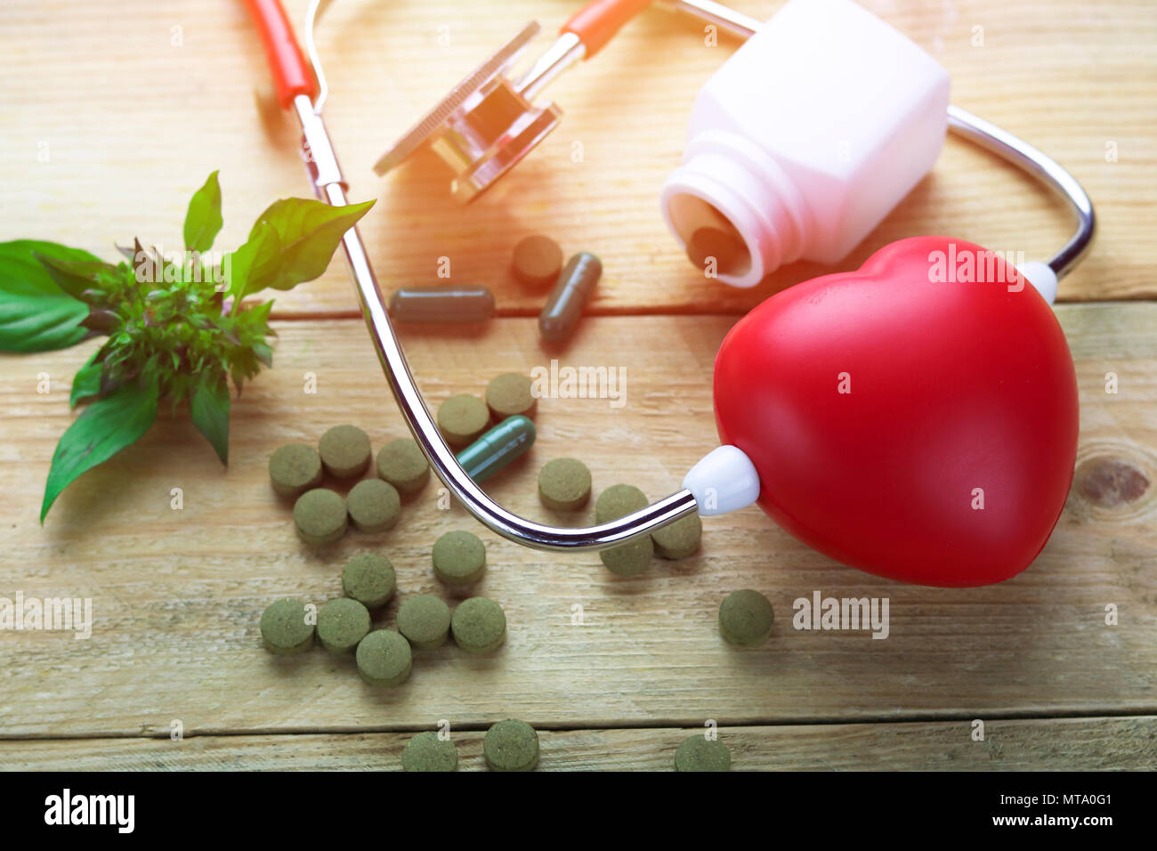 Foyer sain concept, les médicaments à base de feuilles et d'herbe sur fond bois cher Docteur Banque D'Images