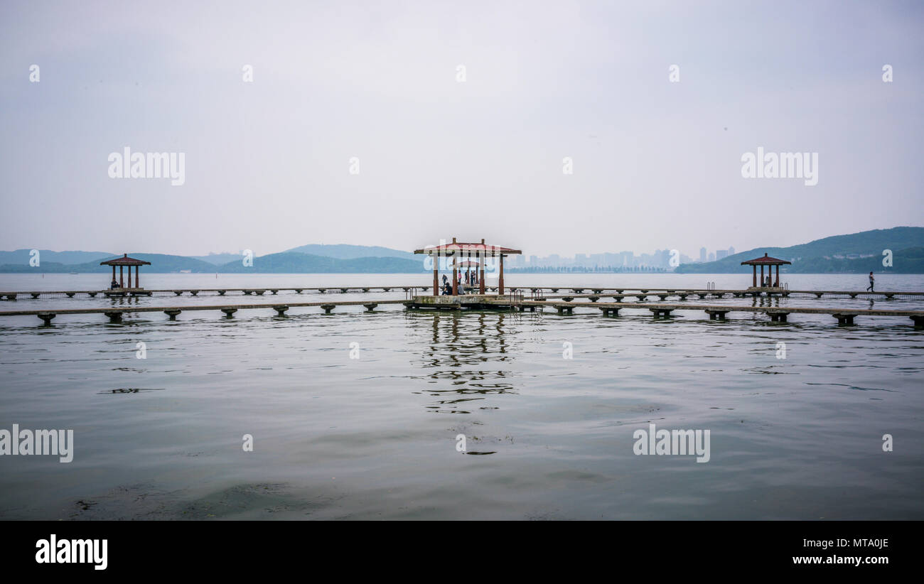 Pavilion au milieu du parc liyuan Donghu à lac de l'Est de Wuhan Hubei Chine Banque D'Images