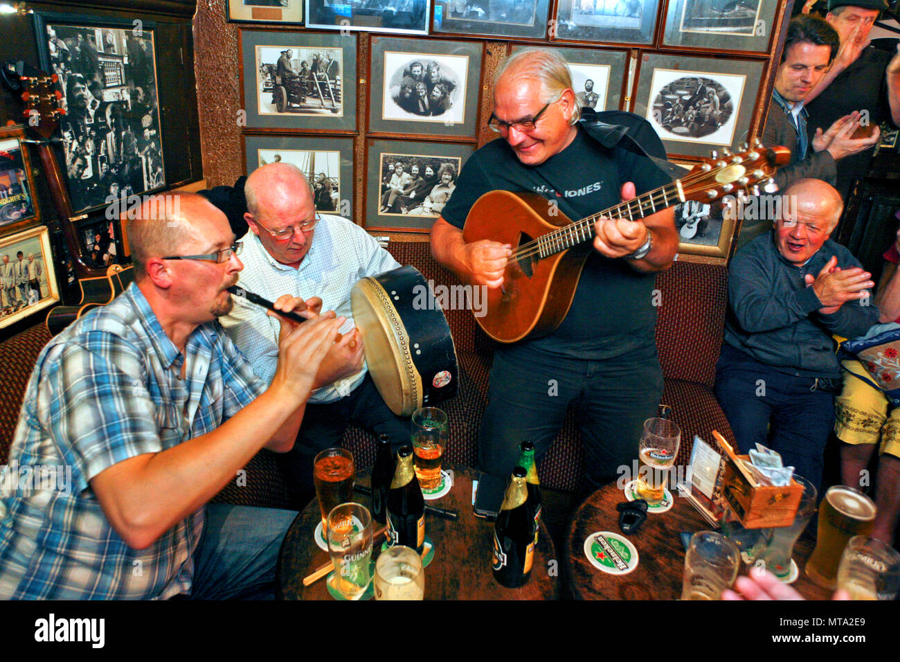 Session de musique traditionnelle irlandaise, O'Donoghue's Pub, Dublin, Irlande Banque D'Images