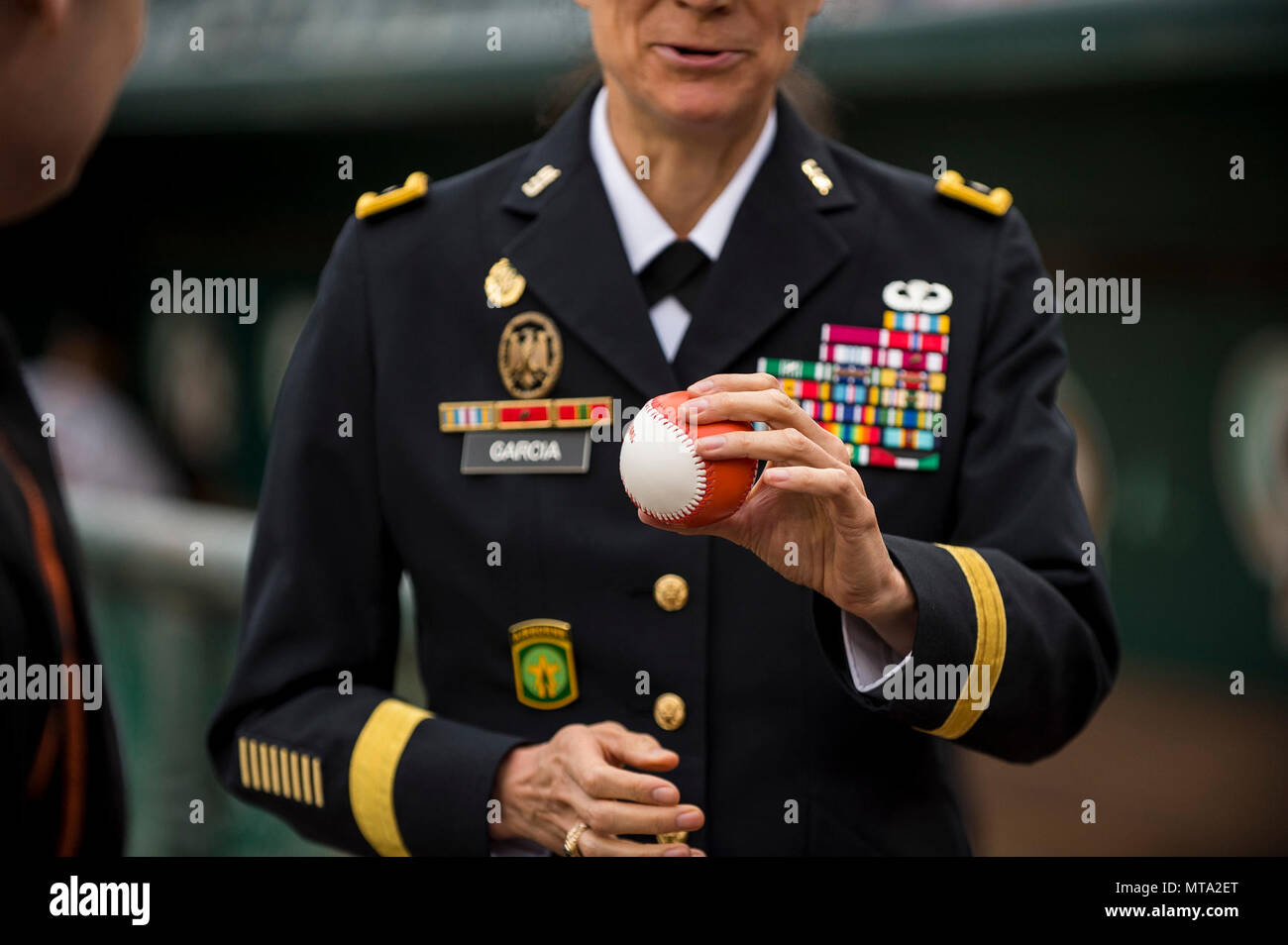 Le brig. Le général Marion Garcia, de l'armée américaine Réserver général commandant de la 200e commande de la Police militaire, dont le siège social est situé à Fort Meade, Maryland, tenez le baseball d'honneur elle n'aurait pas plus tard lors d'un événement pour célébrer le 109e anniversaire de la réserve de l'armée à Prince George's Stadium, le 19 avril 2017. Le 200e MP Cmd. est situé à moins de 20 km du stade, et a cherché l'occasion de s'engager avec la communauté locale. L'ARMÉE AMÉRICAINE L'anniversaire officiel de la réserve est le 23 avril. Banque D'Images