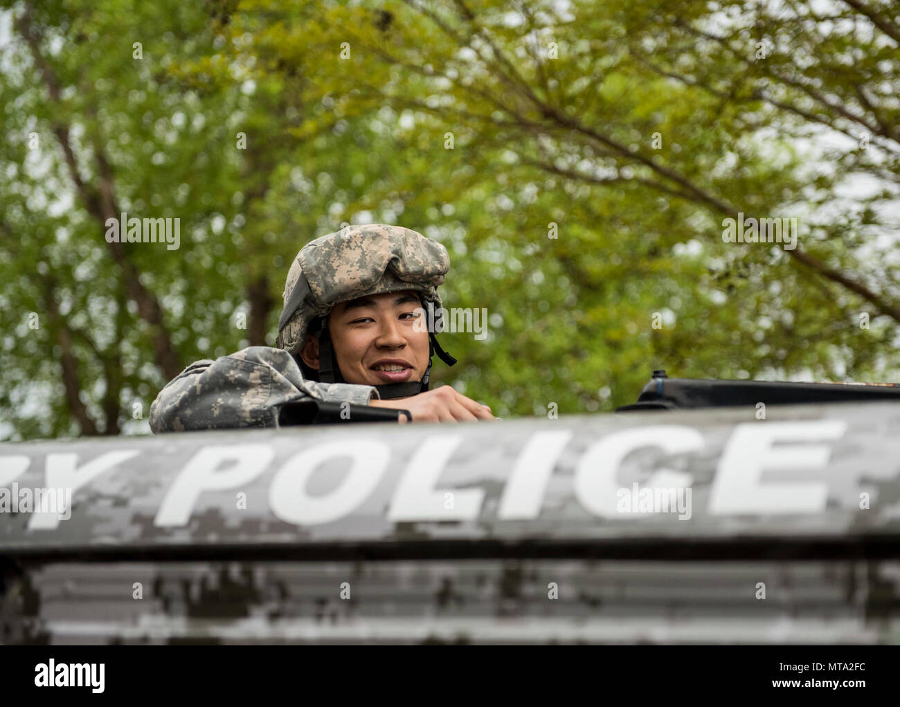 La CPS. David Hein, de l'armée américaine réserviste du 200e Commandement de la Police militaire, dont le siège social est situé à Fort Meade, Maryland, plaisanteries autour lors d'une célébration de la 109e anniversaire de la réserve de l'armée avec le club de baseball Bowie Baysox à Prince George's Stadium, le 19 avril 2017. Le 200e MP Cmd. est situé à moins de 20 km du stade, et a cherché l'occasion de s'engager avec la communauté locale. L'ARMÉE AMÉRICAINE L'anniversaire officiel de la réserve est le 23 avril. Banque D'Images