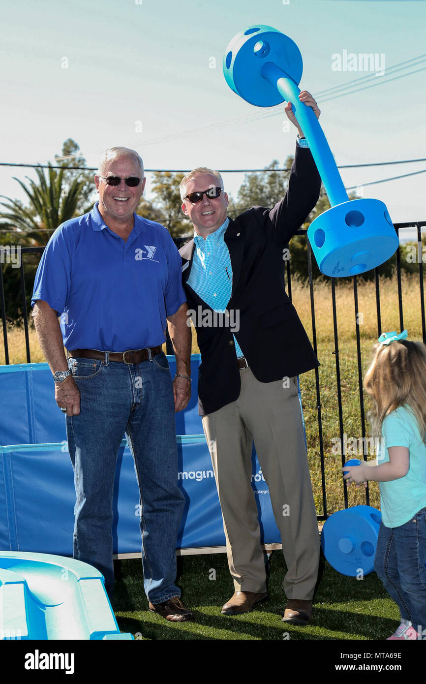 Cliff Myers, gauche, président du conseil pour les services armés Young Men's Christian Association (ASYMCA), et Christopher Keane, directeur exécutif pour ASYMCA, jouer avec les enfants de l'ASYMCA, Fisher Children's Centre au cours d'une semaine de 'Jouer' sur l'événement Camp Pendleton, en Californie, le 20 avril 2017. Le ASYMCA, Fisher Children's Centre, a reçu une subvention de la jouer Kaboom plus agile Foundation pour le mois de l'enfant militaire où une "aire d'imagination' a été révélé. Banque D'Images