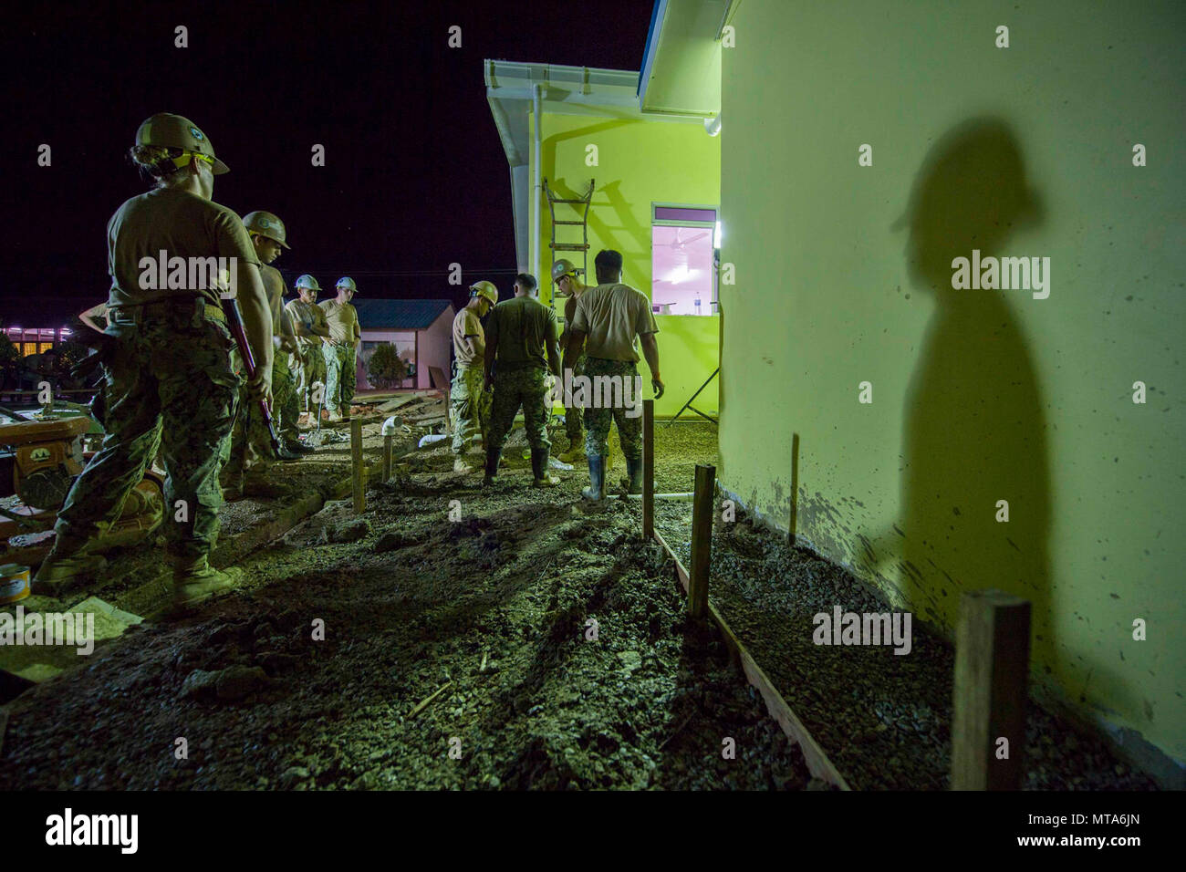 KUCHING, Malaisie (17 avril 2017) du Bataillon de construction Seabees amphibie et 1 Bataillon de construction navale Mobile 3 Travailler avec les soldats malaisiens en rénovations à Sungai Pinang école primaire, un site d'ingénierie de Partenariat du Pacifique 2017. Partenariat du Pacifique est la plus grande rencontre annuelle l'aide humanitaire multilatérale et des secours de la protection civile a effectué une mission dans le Pacifique-Indo-Asia et vise à améliorer la coordination régionale dans des domaines tels que les soins médicaux et de la protection civile de l'état de préparation pour l'homme et des catastrophes naturelles. Banque D'Images