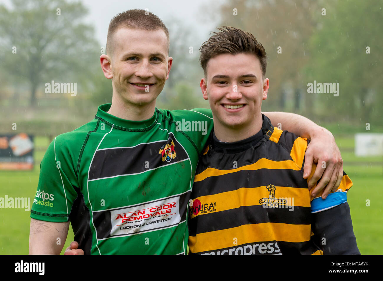 Les jeunes (19 ans) rugby jouer friends smiling towards camera, ayant joué pour des équipes opposées en match derby local Beccles vs Southwold Banque D'Images