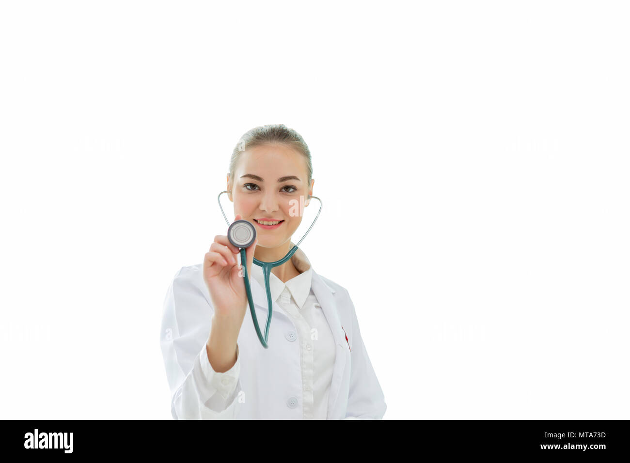 Confiant de jeunes femmes en uniforme blanc beau médecin holding stethoscope prêts et toujours prêt à vous aider. Isolé sur fond blanc Banque D'Images
