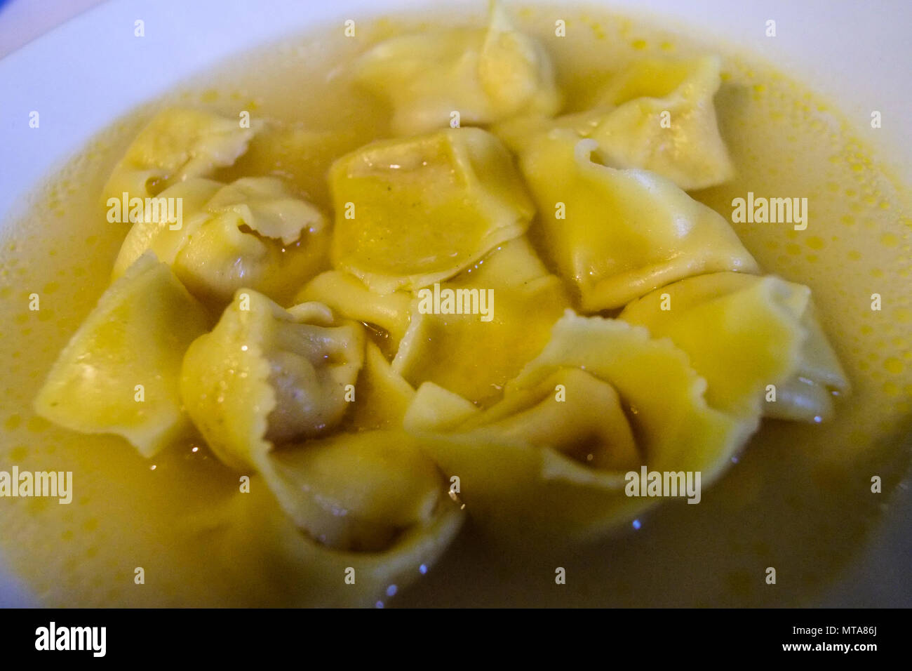Type Tortellini pâtes italiennes dans la soupe des animaux. La culture traditionnelle Italie lave Banque D'Images