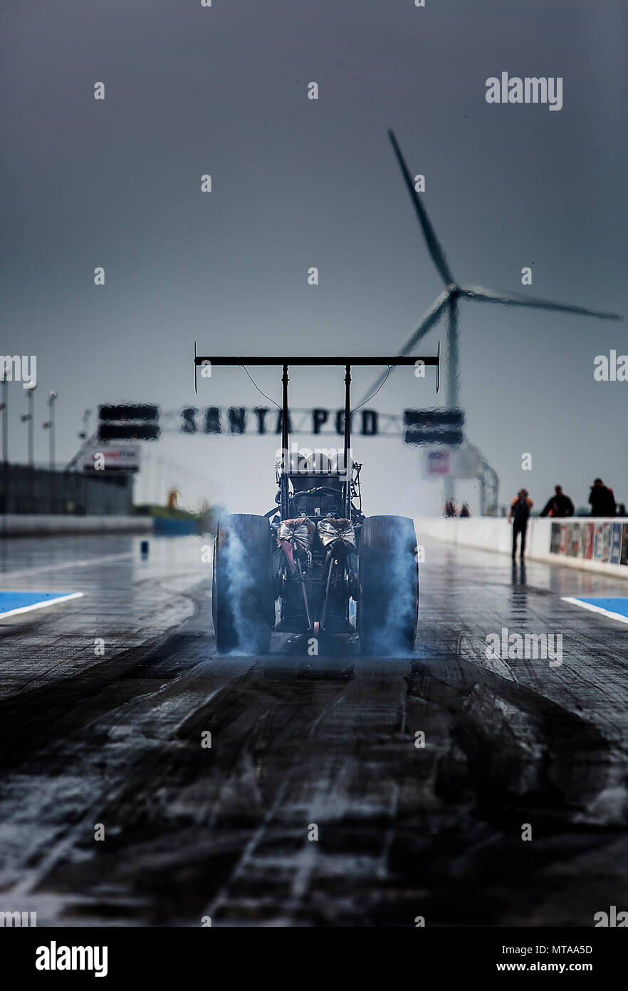 Un bolide fait un burn out à la Santa Pod Raceway, en Angleterre. Banque D'Images