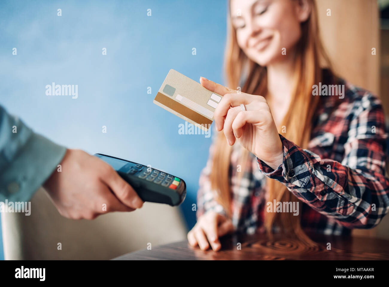 Jeune femme de payer par carte de crédit dans le café, les serveurs de terminaux avec la main. La technologie de paiement moderne Banque D'Images