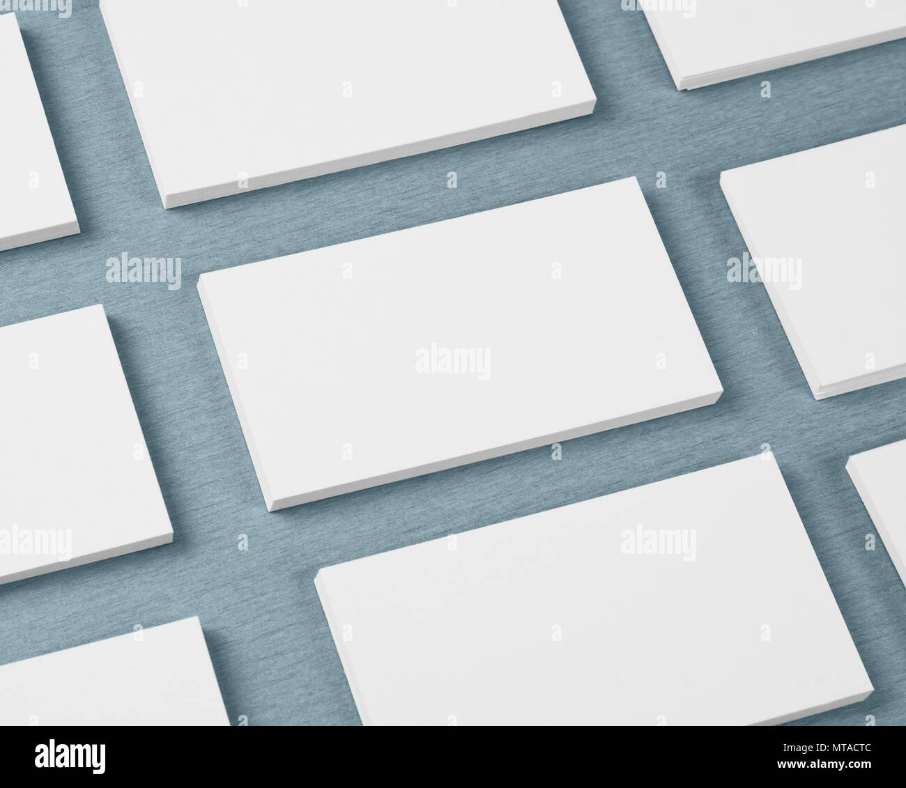 Maquette de cartes d'affaires horizontales stacks disposés en rangées au fond texturé gris Banque D'Images