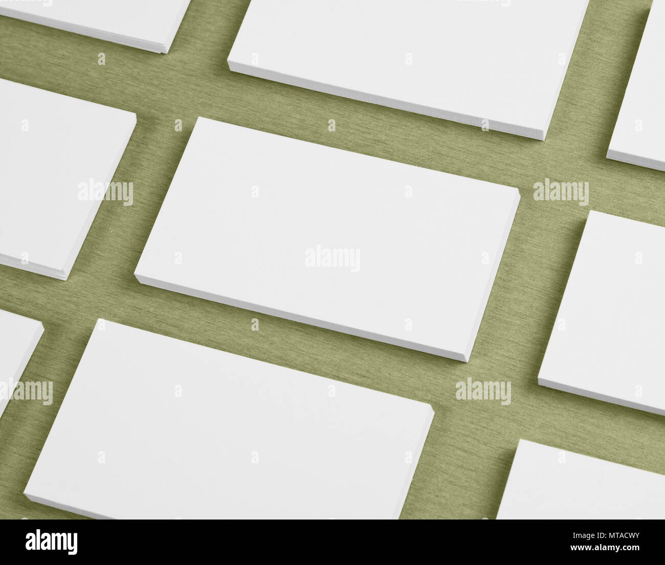 Maquette de cartes d'affaires horizontales stacks disposés en rangées au fond texturé vert Banque D'Images