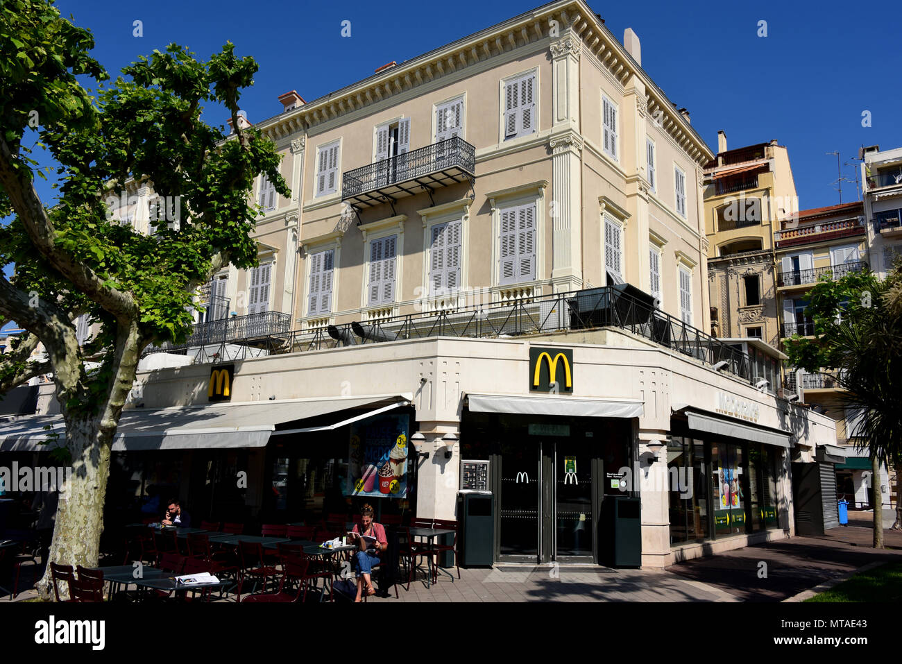 Cannes France - 11 mai 2018 : American fast food restaurant McDonalds sur Rue Félix Faure dans la ville touristique qui s'adresse aux riches. Banque D'Images