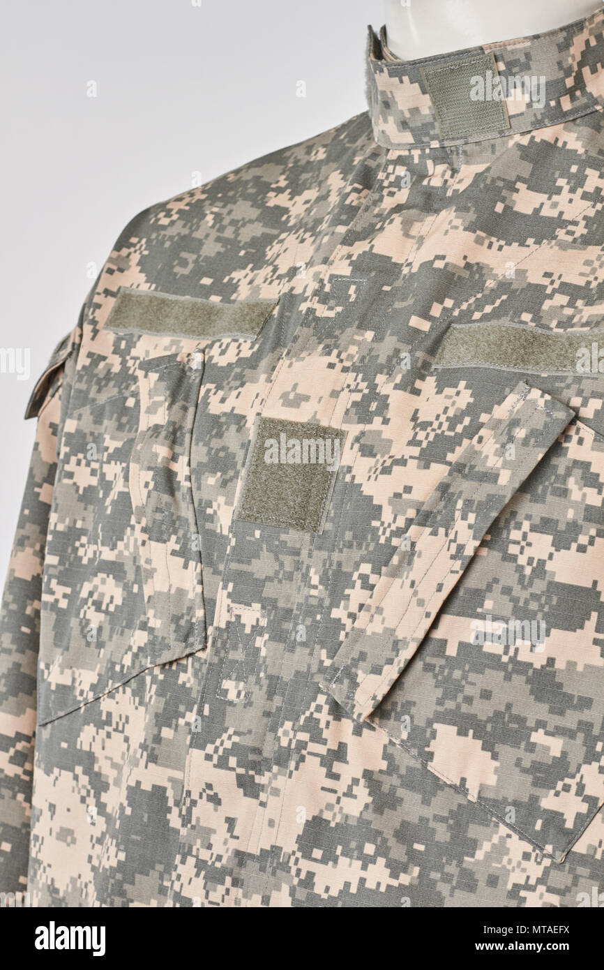 Close up tenue militaire, uniforme de l'armée de terre. Fond isolé blanc. Banque D'Images