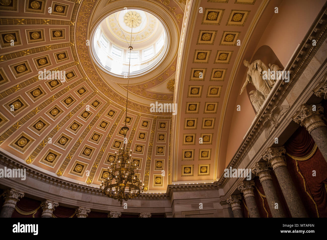 Lustre à l'intérieur du plafond et la colline du Capitole, Washington DC, USA Banque D'Images
