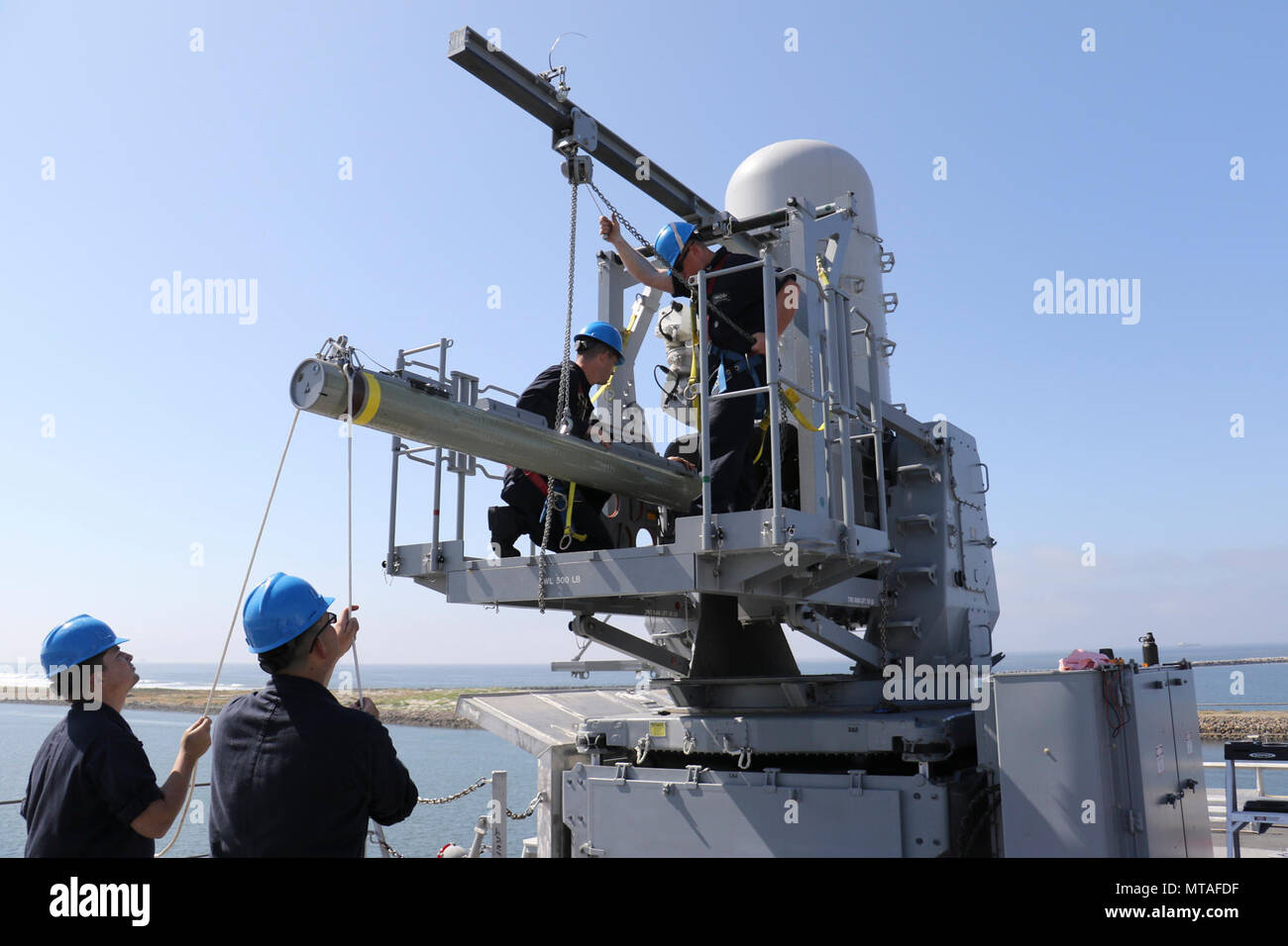 Océan Pacifique (19 avril 2017) marins affectés au combat littoral USS Jackson (LCS 6) Utiliser un palan à chaîne et lignes de manœuvre échappèrent à un missile en position de chargement SeaRAM. Jackson se prépare à une SeaRAM tirer des missiles au cours de la lutte contre les essais de qualification d'expédition du système. Jackson est une variante de l'indépendance à homeported LCS Base navale de San Diego. Banque D'Images