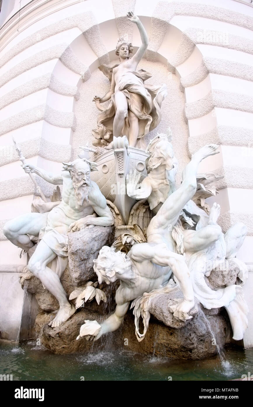 Sculptures sur Michaelerplatz Fontaine en quart de la Hofburg, Vienne, Autriche Banque D'Images