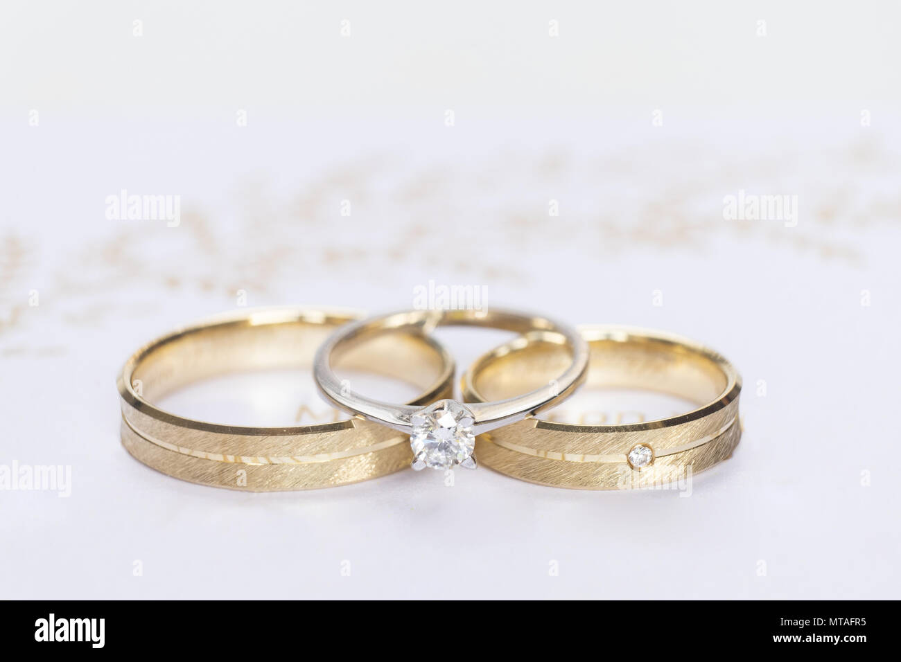 Les anneaux de mariage, Close up sur fond blanc. Banque D'Images