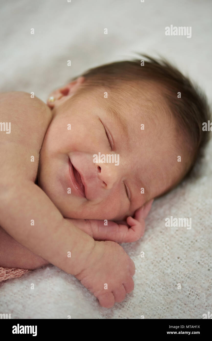 Happy smiling sleepy bébé nouveau-né portrait Banque D'Images