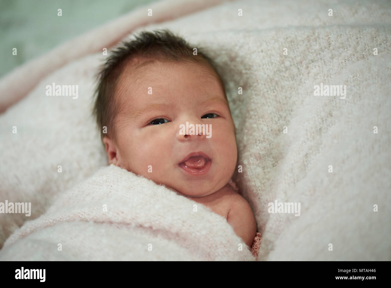 Portrait de bébé nouveau-né sourire doux sur fond lumineux Banque D'Images