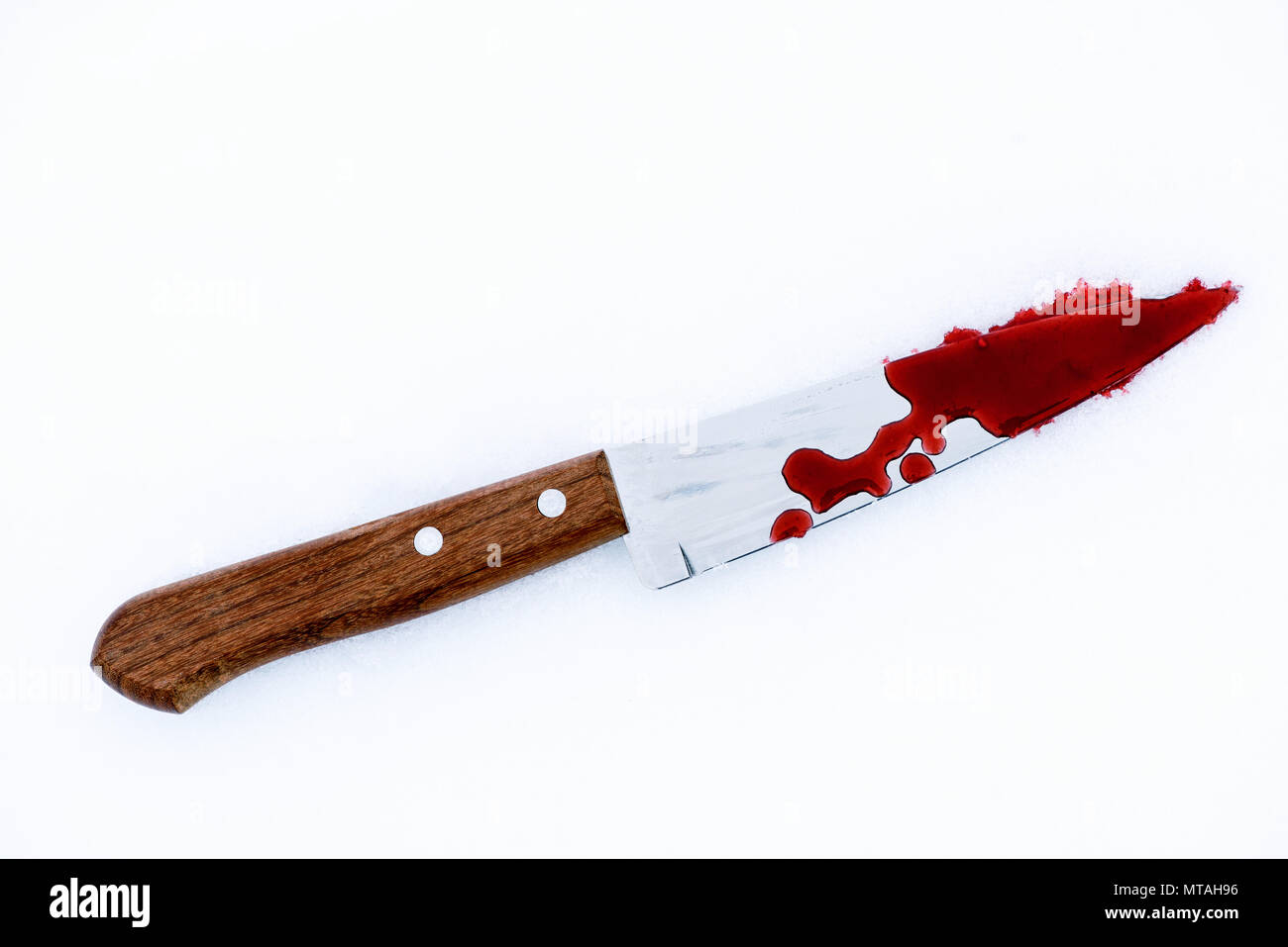 Couteau De Cuisine En Metal Pointu Utilise Comme Arme Du Crime Violent Avec Du Sang Tombe Sur Un Fond Blanc De La Neige Blade Couverts Dans La Violence With Copy Space Photo