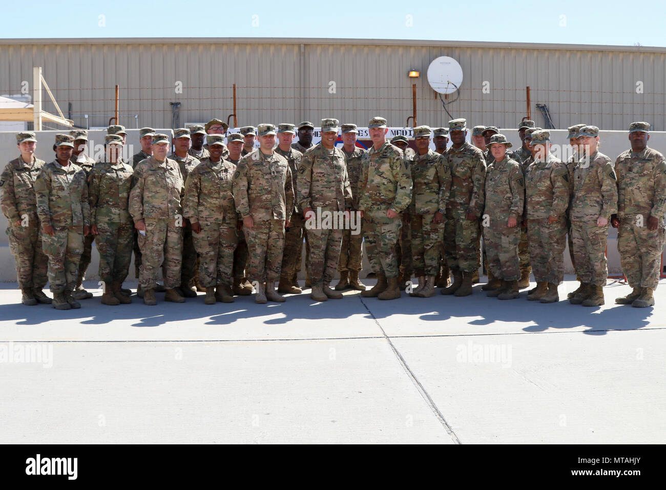 Le lieutenant-général Michael Garrett, général commandant de l'armée américaine et central, le général William Lee, commandant général du 3ème commandement médical support avec les soldats de la 3ème commande (Médical) de soutien au déploiement en poste au Qatar pour célébrer 25 ans de partenariat, le 21 avril au Camp comme Sayliyah. Le 3ème commandement médical peint une barrière physique offrant un hommage au partenariat entre les deux commandes. Banque D'Images