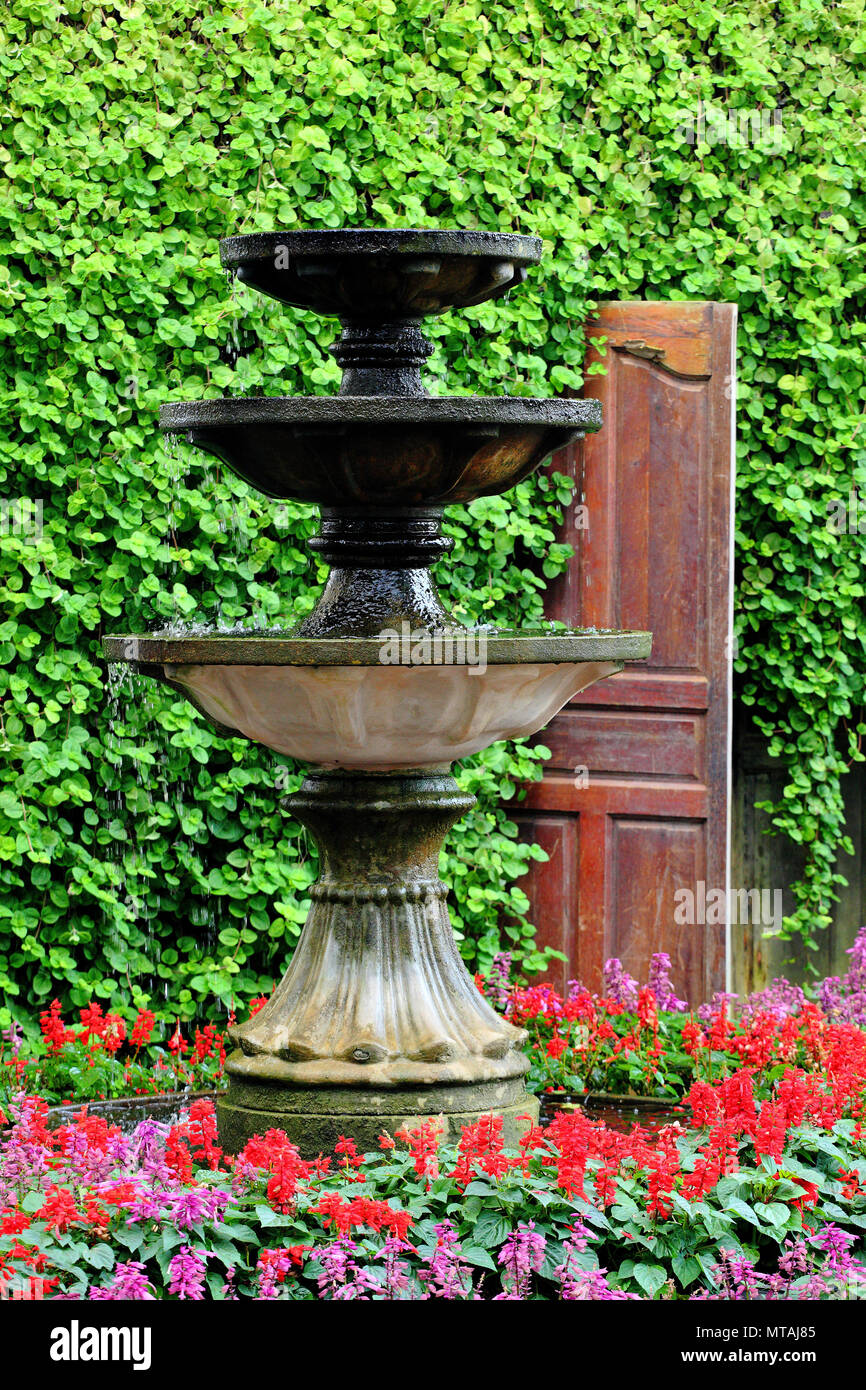 Fontaine ronde dans le jardin Banque D'Images